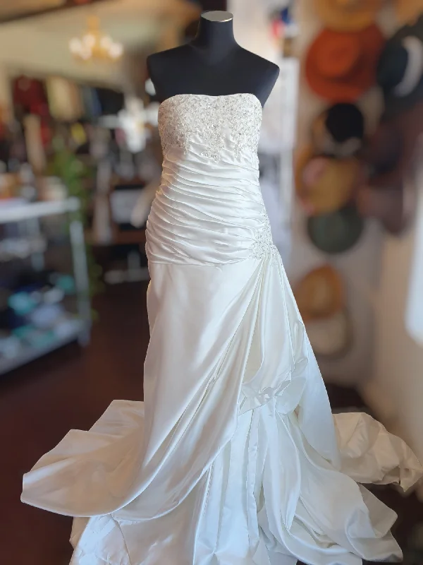 Strapless Rouched Lace up Gown, BNWT, Size 16 Ivory Beautiful Bridal Gown